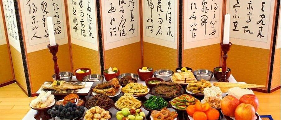Tết Trung Thu Hàn Quốc - Nguồn Gốc, Ý Nghĩa Và Món Ăn Tiêu Biểu 2 Làm lễ cúng tổ tiên Tết trung thu Hàn Quốc