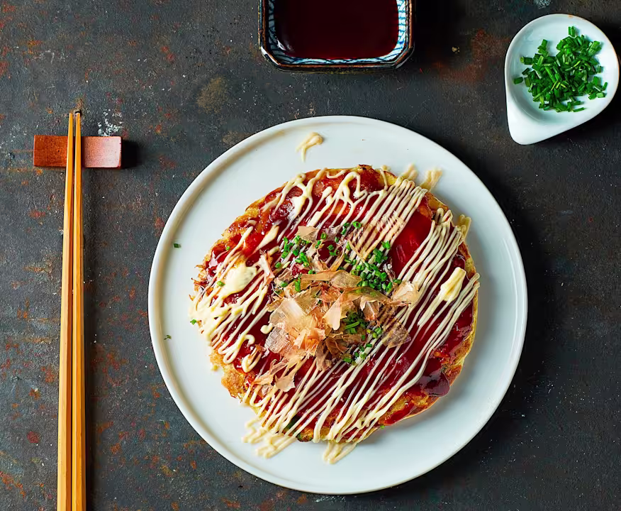 Top 10 món ăn đường phố Nhật Bản nhất định phải thử khi du lịch 5 okonomiyaki