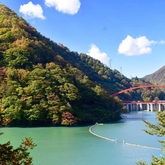 Kurobe Gorge – Cung đường tàu xuyên núi đẹp mê hồn của Nhật Bản 10 dong song